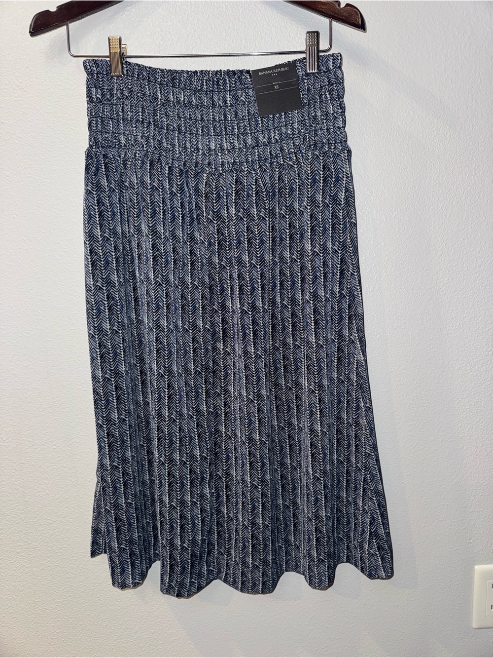 NWT Banana Republic Navy and White Chevron Midi Skirt